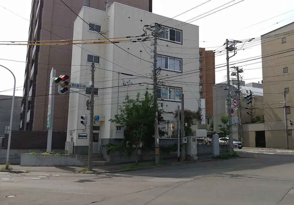 事業所ビルの外観